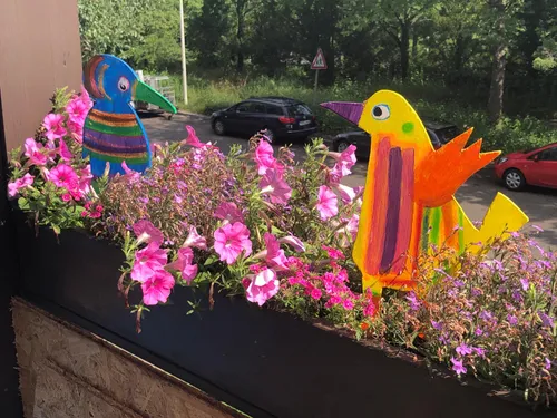 Blumenkasten mit Vogel-Deko