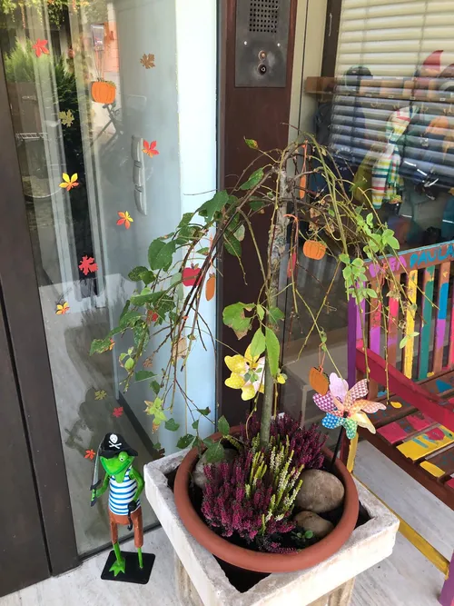 Herbstlich geschmückter Eingang