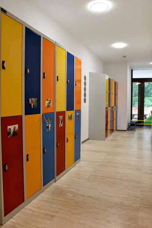 Flur mit den Spinden der Kinder (für Ü3-Kinder)