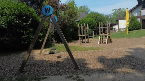 Schaukel und Klettergerüst