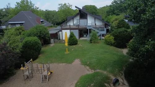Klettergerüst vor dem Haus
