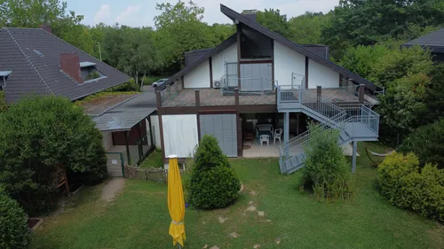 Blick vom Garten auf das Haus