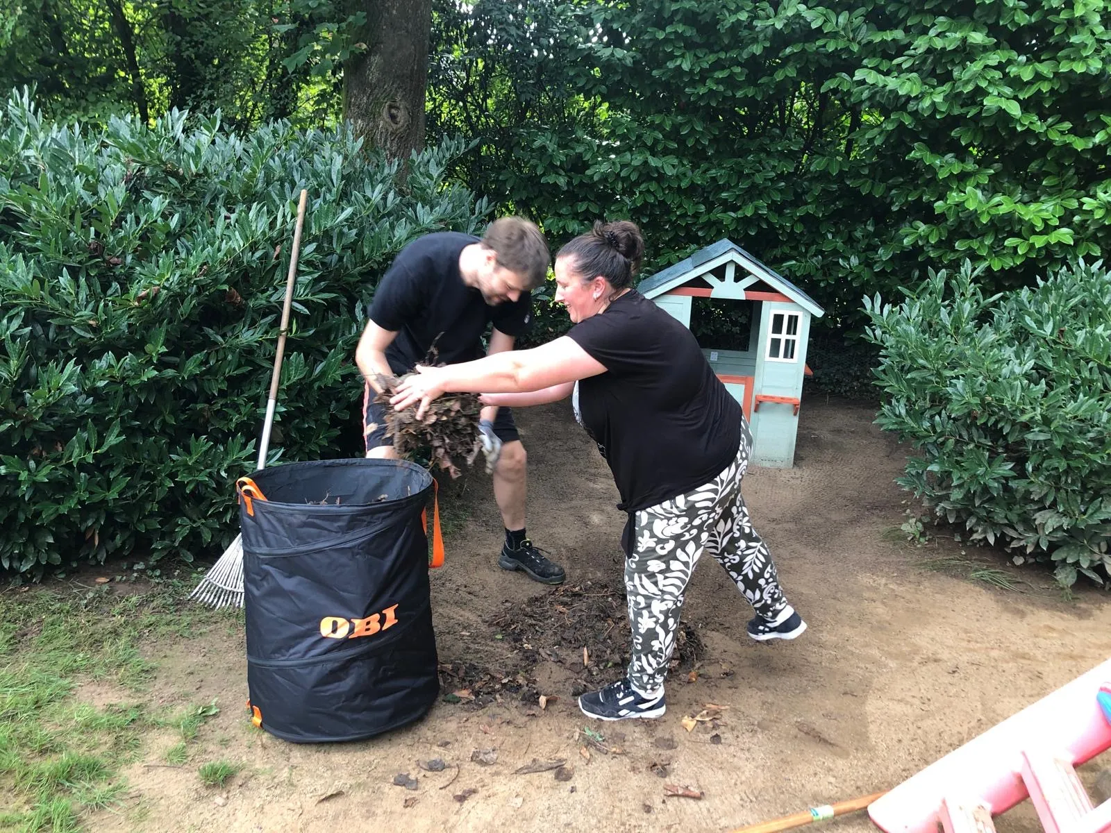 Laub kehren im Garten