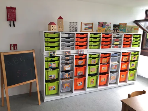 Offene Regale mit Spielmaterial