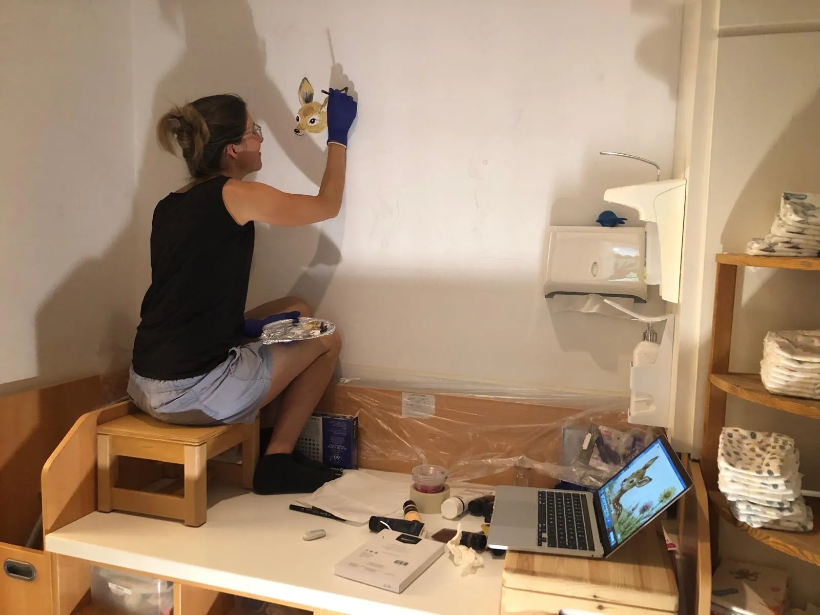 Das Wandbild über dem Wickelbereich der Springmäuse entsteht
